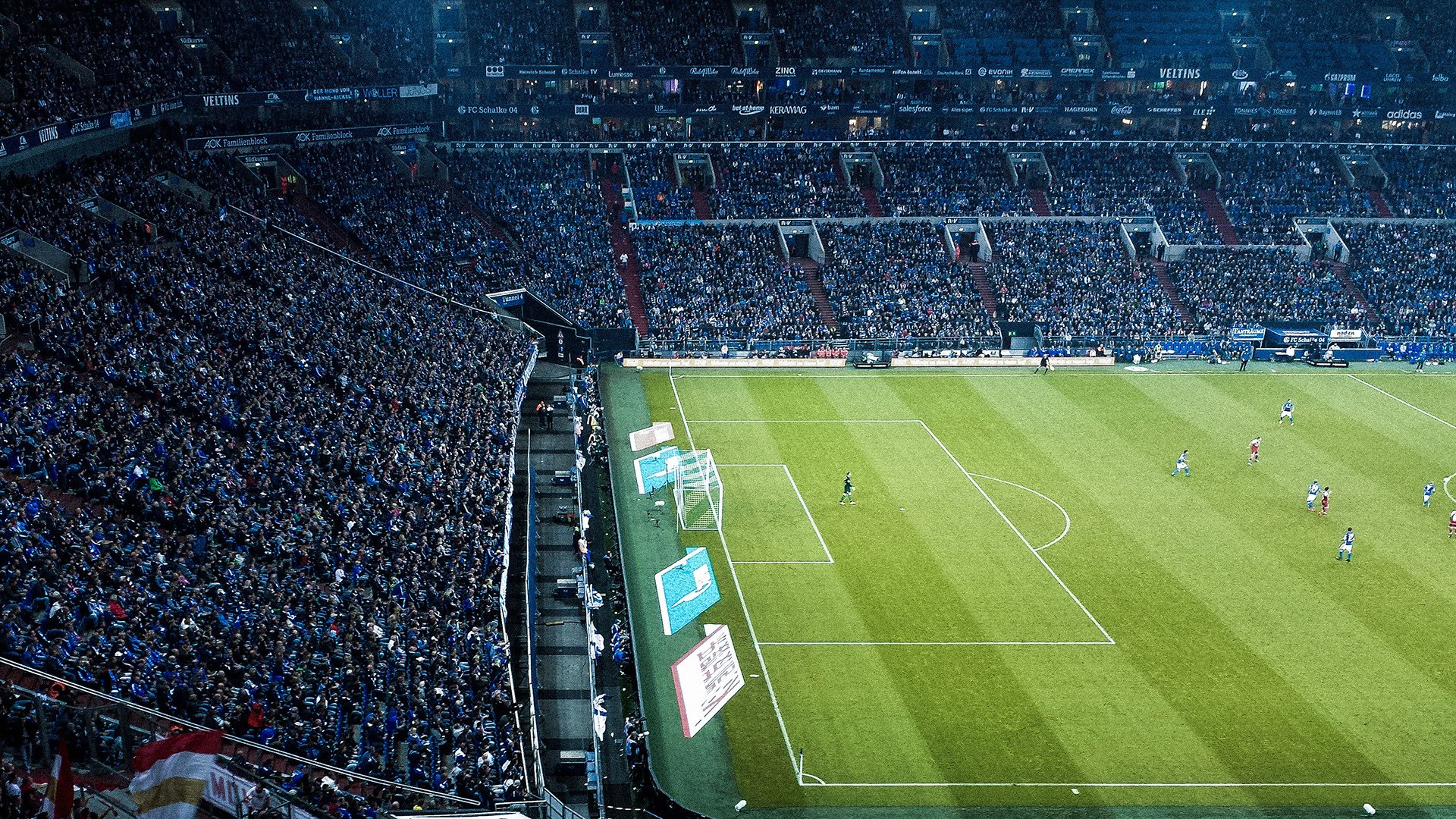 开云网页-利兹联主场大败，遭遇两连败，球队士气下滑，利兹联集锦